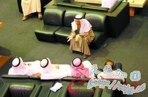 奔驰路虎弃机场劳力士7折甩卖(组图)