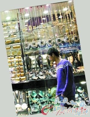 奔驰路虎弃机场劳力士7折甩卖(组图)