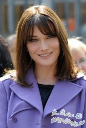 法第一夫人与流浪汉成好友 送衣送钱邀其合唱歌