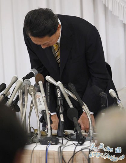 12月24日,日本首相鸠山由纪夫对其两位前秘书被起诉一事向日本公众道歉,但是他表示不会辞职。