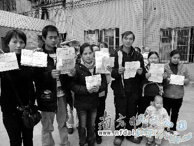 对于工业区来说,血铅儿童如何治疗是个考人的大难题。图为广进员工公寓的业主出示医院开具的化验单。徐剑桥摄