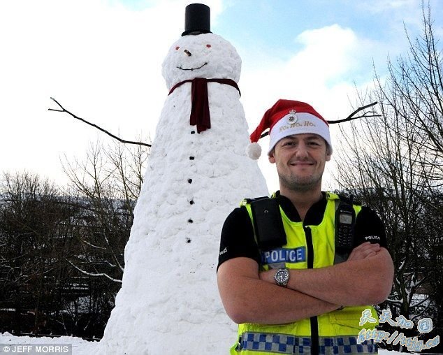 英国居民堆6米高雪人 请警察为其当保镖