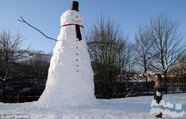 英国居民堆6米高雪人 请警察为其当保镖