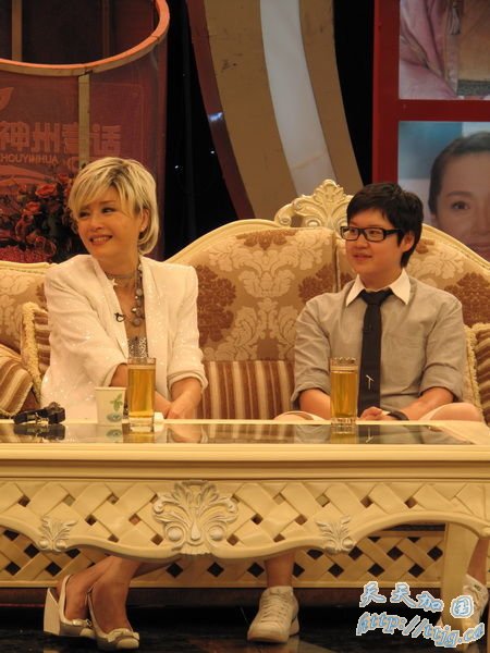 恬妞和女儿上节目。