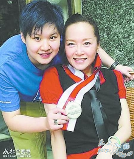 恬妞和女儿的幸福照。(资料图)