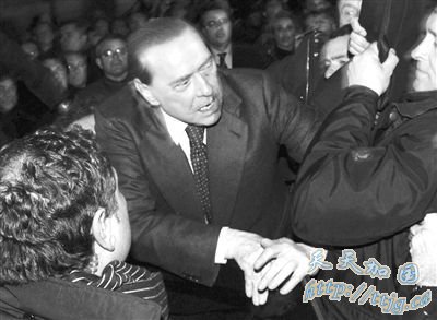 贝卢斯科尼用受伤照片拉选票(图)