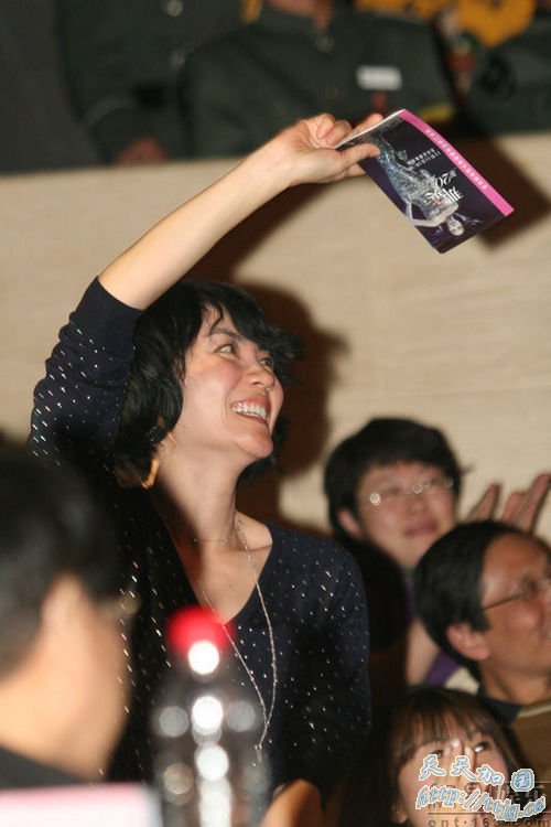 王菲在台下听得很投入。