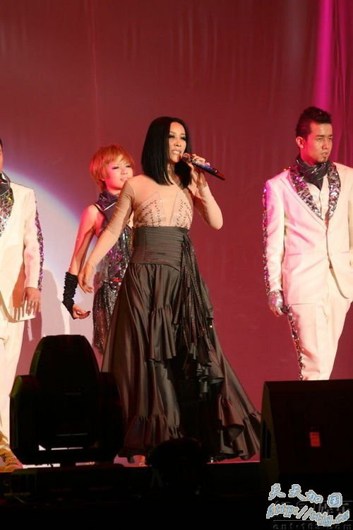 那英大秀舞姿。