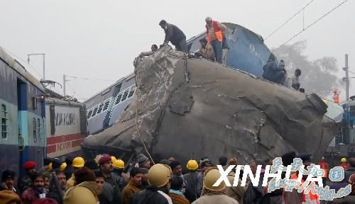 1月2日,在印度北方邦的坎普尔,人们聚集在火车相撞事故现场。