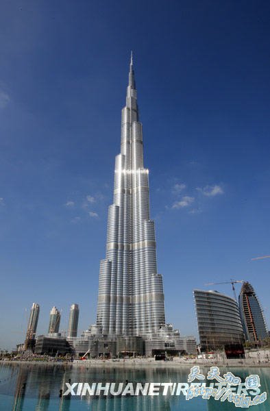 这是1月3日在阿拉伯联合酋长国迪拜拍摄的“迪拜塔”。总高超过800米、楼体160层的“迪拜塔”定于2010年1月4日举行竣工典礼。