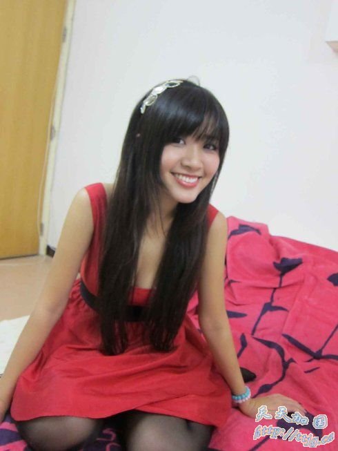 张茆低胸红裙迎2010。