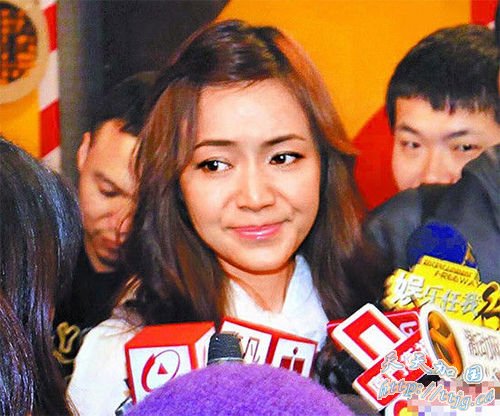 侯佩岑承认订婚。