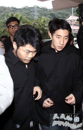 李玖哲房祖名前来吊唁。