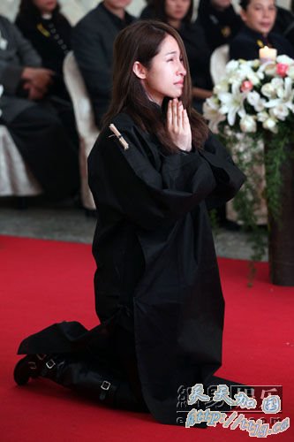 萧亚轩难掩悲痛。