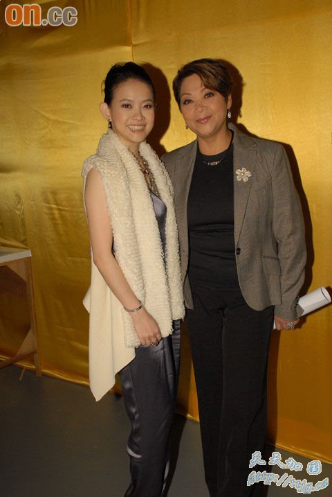 曾宝仪(左)表示父亲曾志伟已得悉这个绯闻,但很明白娱乐圈的运作,还特意地取笑她。