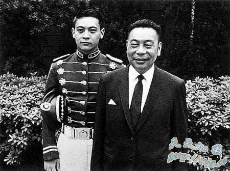 蒋经国(后立者为蒋孝勇)