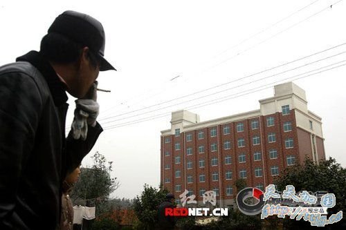 办公楼耗资600万占地700平米 仅8人办公(组图)