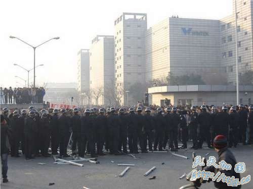 位于苏州工业园区的台资企业联建(中国)科技有限公司(联建科技)15日爆发2000多名员工大罢工。员工抗议公司长期漠视员工权益并取消年终奖金。愤怒的员工砸毁了公司的大量物品,并与数百名防暴警察发生激烈冲突,之后有10余名员工被警方带走接受调查。