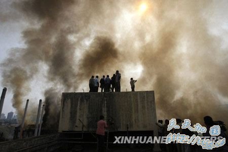 组图:印度孟买一家工厂发生火灾