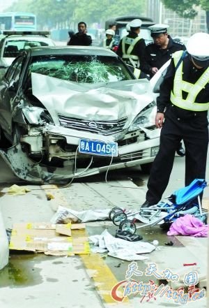 车轮下慈母舍命护儿(图)