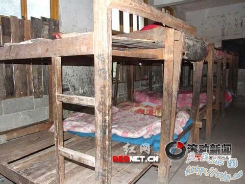 桑植县瑞塔铺镇新村坪学区两栋教学楼都已成了危房,宿舍也清苦简单。