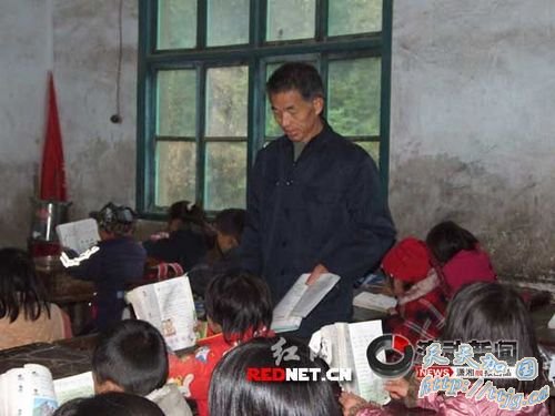 张家界市桑植县瑞塔铺镇新村坪学区土家族农村教师侯万家。