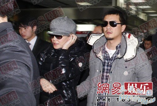 王菲李亚鹏亲密抵沪。