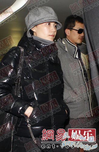王菲李亚鹏亲密抵沪。