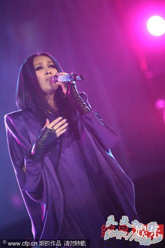 那英执镶钻话筒开唱。