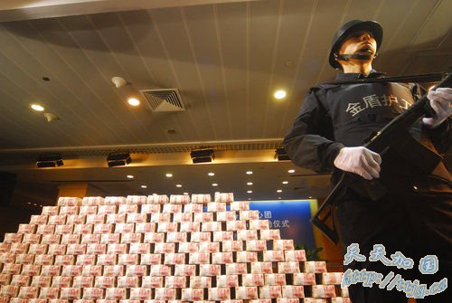 活动现场安保人员荷枪实弹