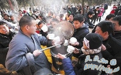 少林寺向公众广施腊八粥(组图)