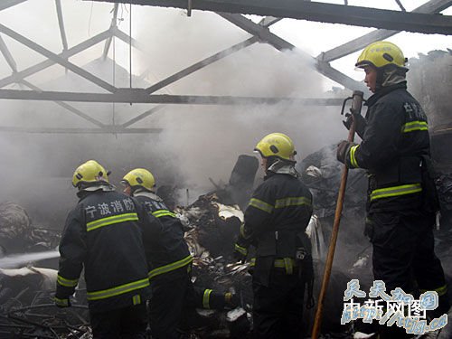 浙江宁波一厂房突发大火 数十人逃生