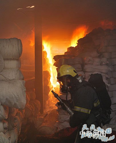 浙江宁波一厂房突发大火 数十人逃生