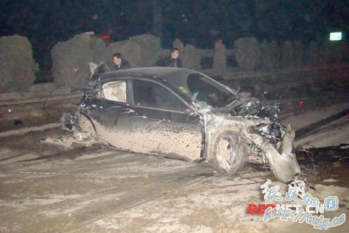 货车装20吨鸡蛋侧翻遭百余村民哄抢(组图)