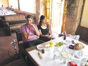 水烟馆设卧榻被指似吸大烟 受年轻女子青睐(图)