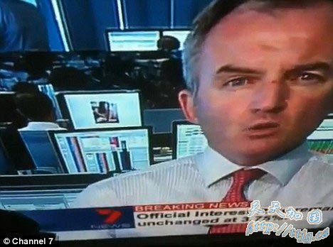 澳银行职员上班偷看名模裸照被直播(组图)