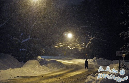 路人在暴雪中行走