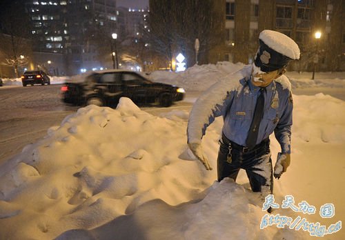 路边厚厚的积雪