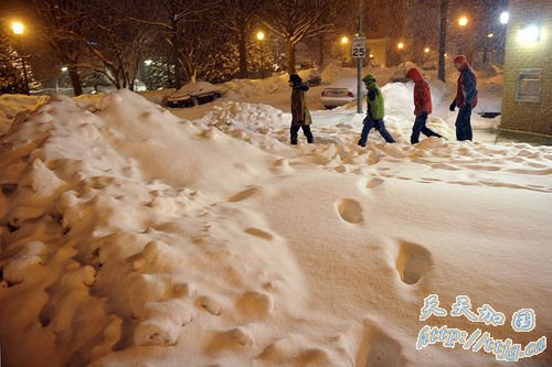 美国东部连日暴雪留下的积雪尚未清除,新一轮暴雪又在美东时间2月9日袭来。暴雪让美国政府犯了愁,面对新一轮暴雪,政府除雪预算已所剩无几