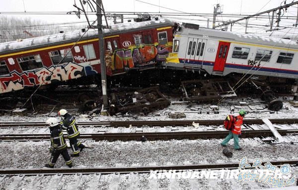 比利时两列火车相撞已造成25人死亡(组图)