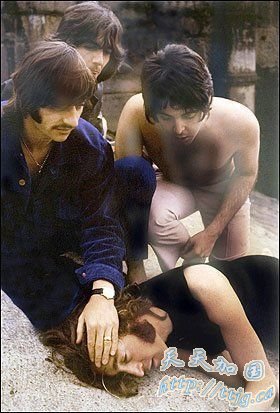 披头士1968年珍贵合照曝光 列侬躺地装死(组图)