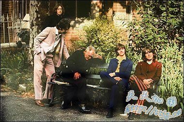 披头士1968年珍贵合照曝光 列侬躺地装死(组图)