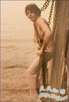 披头士1968年珍贵合照曝光 列侬躺地装死(组图)