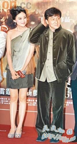 成龙与林鹏不约而同穿上同色的情侣装。