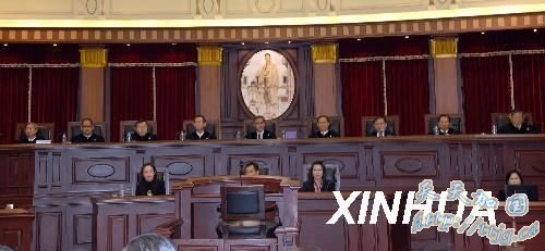 2月26日,在泰国首都曼谷,泰国最高法院的9名法官在审判席就座。