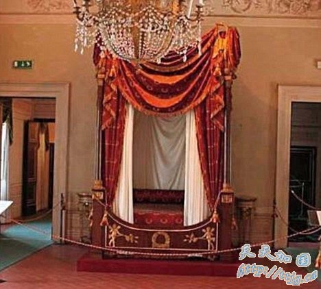 贝卢斯科尼买下拿破仑的床 被称为“无价之宝”(图)