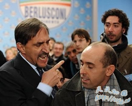 意大利防长“出手”推撞记者