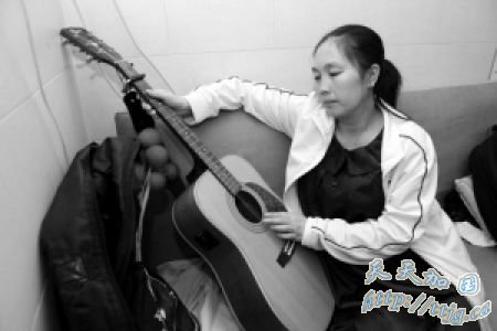 卖唱歌手街头救人被砍死曾流血爬行追歹徒(图)