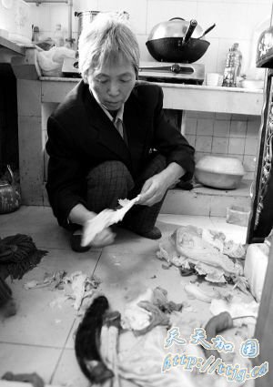 卖唱歌手街头救人被砍死曾流血爬行追歹徒(图)