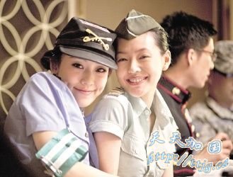 范玮琪(左)庆生,小S穿军装来祝贺。